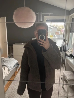 Teddy jacka  - En jättefin Teddy jacka från Gina som tyvärr inte kommer till användning