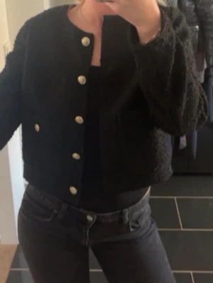  jacka - Snygg svart croppad jacka gröna hm.  Perfekt för både vardag och utekvällar. Använd en gång. Säljer då jag ska flytta och behöver rensa garderoben! Pris går att diskutera