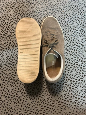 Beige mockasneakers från vagabond  - Snygga beige sneakers i mocka från vagabond. Skorna har klassisk låg profil, vita sulor och matchande beige skosnören. Perfekta för dig som gillar stilrena och enkla sneakers med en mjuk känsla tack vare mockamaterialet.