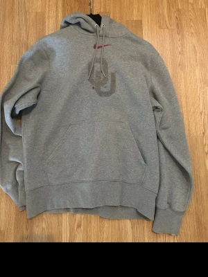 Nike Hoodie strl M - Storlek M. Bokstäverna på tröjan har gått av vid tvätt 