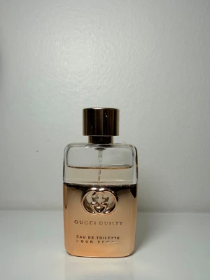 Gucci Guilty Eau de Toilette - Gucci Guilty Eau de Toilette i en elegant och stilren originalflaska. En sofistikerad och feminin doft som passar både till vardags och speciella tillfällen. Parfymen är använd, se bilder för aktuell mängd. Flaskan är i fint skick✨