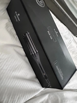 Svart vågtång från HH Simonsen - Säljer en svart vågtång från HH Simonsen, modell ROD VS5. Tången har ergonomiskt handtag, lång sladd och kommer med originalkartong, manual och skyddspåse. Perfekt för att skapa snygga beach waves och volym i håret.