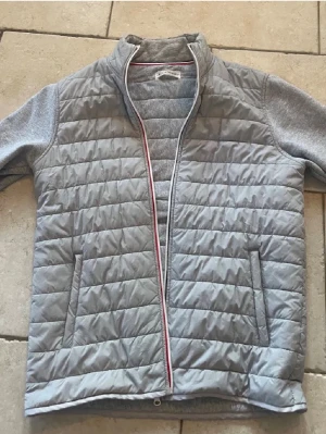 Grå Pier One cardigan  - Snygg ljusgrå cardigan jacka med dragkedja och ståkrage. Perfekt cardigan nu inför hösten och i perfekt skick. Storlek M