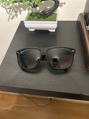 Rayban boyfriend  - Inprincip helt nya. Storlek 60. Svarta. Hör av dig vid minsta lilla fundering!