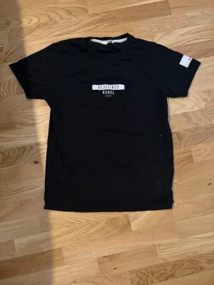 REBEL REDEFINED Tröja – Storlek M - Snygg REBEL REDEFINED-tröja i storlek M. Bra skick och inga fläckar eller skador. Säljes eftersom den blivit för liten för mig.  📏 Storlek: M ✨ Skick: Bra 📦 Skickas snabbt efter köp