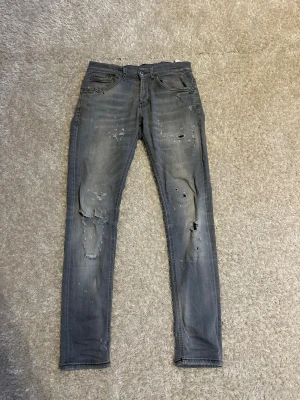 Dondup George jeans  - Säljer mina extremt feta Dondup George jeans, de är i bra skick och extremt populära i just dessa slitningar. Skriv vid intresse!