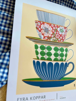 Retro koppar A3 poster  - Egendesignad A3-poster i samarbete med en annan konstnär, där klassisk nordisk design möter ett lekfullt, modernt uttryck. Tryckt på högkvalitativt premiumpapper med lång hållbarhet. ​• Storlek: A3 (säljs utan ram) • Färgskala: Blå, gröna och mjukt grå toner med varma detaljer • Skick: Nytryckt och i nyskick • Passar perfekt för: Kök, matplats eller dig som älskar skandinavisk formgivning
