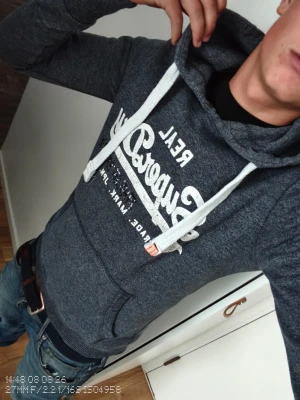 Superdry hoddie  - Fin grå superdry hoddie i väldigt bra skick modellen på bilden är 177cm och den passar bra