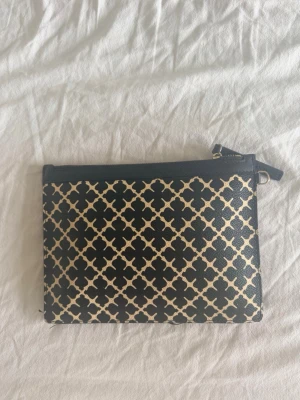 By malene Birger clutch  - Super snygg malene Birger clutch! Köpt på raglady använd 1 gång 