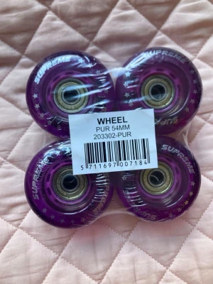 Rullskridskor hjul - Hjul till rullskridskor. Notera att detta endast är 4 hjul så inte ett helt set ( 8 ). Jag köpte ett packet för lite därför säljer jag dessa vidare i original förpackning. Köpta på skatepro