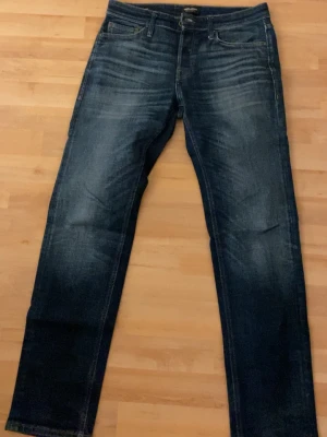 Mörkblå jeans Jack & Jones - Snygga mörkblå jeans från Jack & Jones i modellen Tapered/Mike. Pris kan diskuteras. Storlek 30/32
