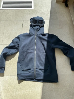 C.P. Company - Säljer denna C.P. Company zip tröja som är använd väldigt få gånger. Har du några frågor? Är det bara att höra av dig!