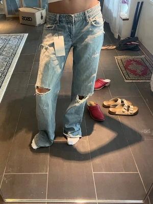 ZARA Jeans  - Säljer de populära och slutsålda baggy ZARA jeansen! Sååå sjukt snygga men tyvärr lite förstora för mig💓                                                            Storlek 36