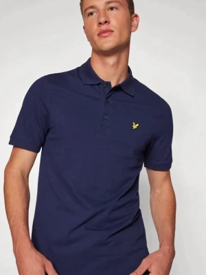Mörkblå Lyle & Scott pikétröja  - Snygg mörkblå pikétröja med klassisk krage och tre knappar framtill. På bröstet finns en gul broderad logga. Tröjan har korta ärmar och är tillverkad i ett mjukt och bekvämt material som passar perfekt till jeans eller shorts. 