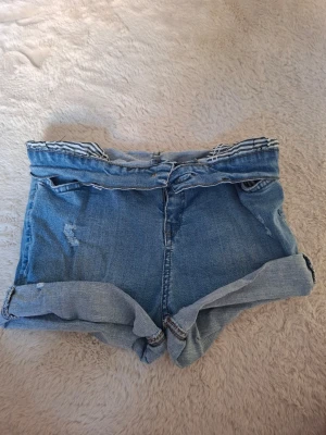 Blå jeansshorts med upprullad kant - PRIS KAN DISKUTERAS!!! Diesel shorts med randiga fickor och typ high waisted. 🩵🤍🖤 Xs - S