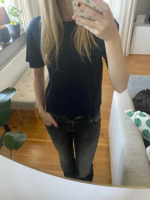 Mörkblå basic t-shirt - En enkel T-shirt i storlek xs från Gina Tricot. I bra skick men använder inte längre.💞