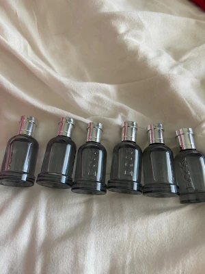 Exklusiv Parfym från Hugo Boss. Dem kom ut 8/5-2026 - 6x5 ml herr och 4x5 ml dam. Denna exklusiva parfym från Hugo Boss som kom ut i onsdags den 5/8-26. Den är gjord för att hålla extra länge på huden och båda luktar extremt friskt och dem håller faktiskt länge då jag testat och dem håller 9 timmar+ på huden och sen blir det en skin scent. Damparfymen luktar sött och fruktigt medans mansparfymen luktar väldigt maskulint och har två tydliga noter av läder och apelsinblomma, båda passar året om. Jag är öppen för prisförslag. Köp seperat eller bundle.