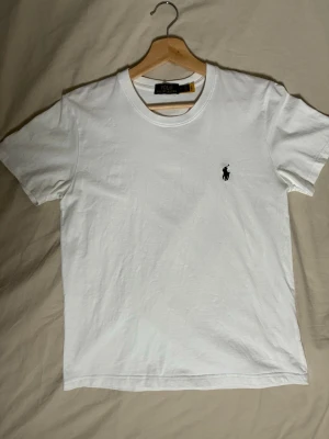 Vit t-shirt Ralph Lauren - Säljer Ralph Lauren T-shirt som är lite för lite för mig annars hade jag använt den hela tiden det står M men passar bäst på S