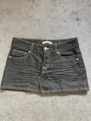 Jeanskjol - Jeanskjol mörk tvätt från Gina 