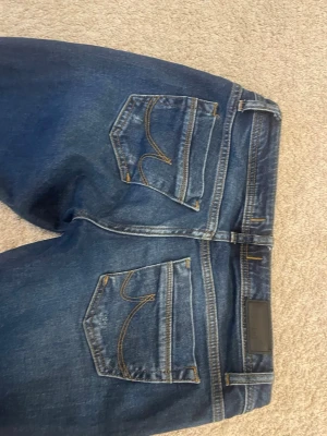 Mörkblå jeans från ltb  - Säljer ett par mörkblå bootcut Ltb jeans, de är knappast använda och köpta från deras hemsida! Storleken är 26/30 känns som xs/s. Skicket är nästan som nytt!! Pris kan diskuteras 🩷