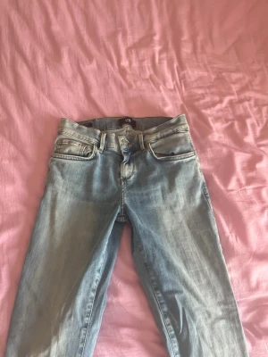 Ljusblå jeans från LTB - Säljer ett par ljusblå jeans från LTB med klassisk femficksmodell och snygga slitningar. Jeansen har normal midja, lite utsvängda ben och detaljerade bakfickor med broderi. 