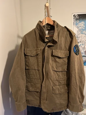 Zadig & Voltaire fieldjacket  - Säljer denna Zadig & Voltaire fieldjacket i storlek M. Sitter stort i storleken. Fint skick 8/10. Pris kan diskuteras och kan mötas upp i Stockholm för enkel affär.