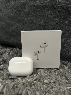 Apple AirPods Pro 2 med originalkartong - Säljer mina AirPods Pro, komplett med laddningsfodral och originalkartong. Ljudkvaliteten är riktigt bra med aktiv brusreducering och de har fungerat felfritt hela tiden jag använt dem. Bra skick, funkar precis som de ska.