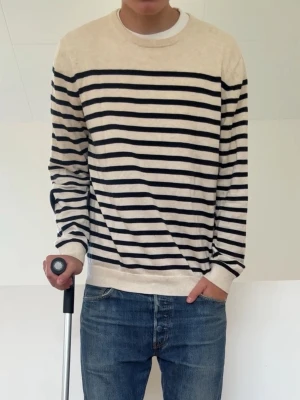 Beige Mörkblå Randig tröja - Beige/Mörkblp stickad randig tröja är i strl L men sitter som en M! Bra skick utan nåra defekter och hör gärna av er vid frågor elr funderingar! 