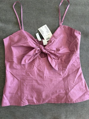 Söt topp - Så fin oanvänd topp från hm med lappen kvar i storlek s! Storleken passade inte och hann ej lämna tillbaks så därav säljer jag🌟