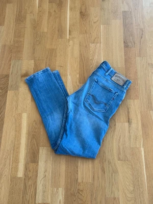 Replay Jondrill - Säljer ett par riktigt snygga Replay Jondrill. Storleken på jeansen är W33, L34. Passar M/L. Perfekta till vardagslooken och passar till det mesta. Säljs för 399kr pga att jag inte får användning av dem och nypris är 1500-1800kr!☺️