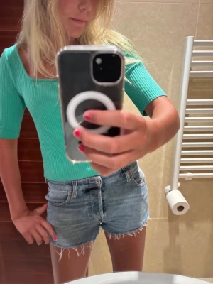Diesel jeanshorts - Säljer dessa super snygga jeanshortsen från diesel. Köpta på vinted men tyvärr för små för mig. Inga defekter. Storlek W27 så skulle säga att de passar S/M