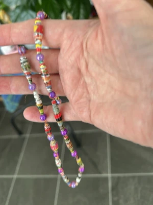 Halsband - Halsband gjort i Papperspärlor Helt handgjort! Pärlorna är lackade med Decopage lack! Och trädda på en lingarns tråd