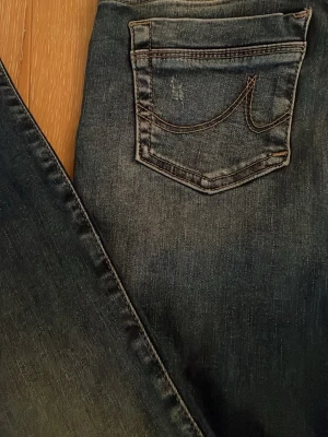 Mörkblå bootcut jeans med slitningar - Fina mörkblåa LTB jeans i mycket bra skick W25 L30