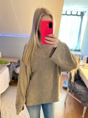 Stickad beige tröja - Säljer min stickade tröja då jag inte trivs i den längre och kommer inte till användning. Den är mjuk och skön inget som sticks eller skaver. Skriv till mig om frågor. (Priset går alltid att diskutera)