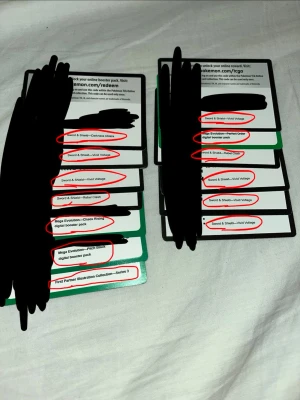 Pokémon TCG Online kodkort - Säljer flera Pokémon TCG Online kodkort för digitala booster packs från olika serier som Sword & Shield, Sun & Moon och XY. Korten är vita med svart och grön kant, och används för att låsa upp digitala paket i Pokémon Trading Card Game Online. Perfekt för dig som vill bygga din samling digitalt. Dom är ganska sällsynta nu