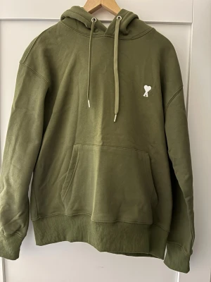 Ami Paris hoodie  - Stilren olivgrön Ami Paris hoodie som är i fantastisk skick! Storlek M. Hör av dig vid frågor!😊