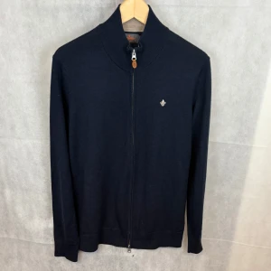Morris fullzip - Fint skick utöver ett litet hål, se bild 4. Modellen är 185 och bär M