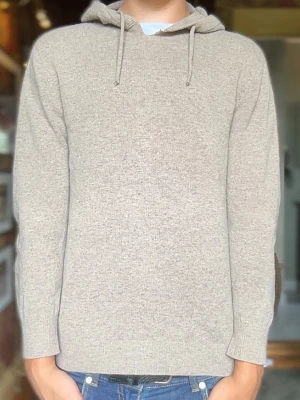 Merinoull Hoodie - Snygg merinoull Hoodie. Tyvärr har den ett litet jack i kragen som du ser på bilden men tycker inte det gör så mycket för utseendet av tröjan. 