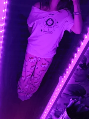 Hello Kitty byxor - Rosa pyjamasbyxor med Hello Kitty-motiv. Byxorna är mjuka och har elastisk midja för extra komfort och sitter bra. Perfekta när det är kallt ute. Är lite baggy på mig som är 165 cm. Använda ett fåtal gånger. Pris kan diskuteras 💕