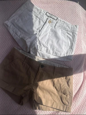 2st Abercrombie shorts - Säljer två Abercrombie & fitch shorts för priset, superskick. Så snygga på! Storlek 16, tycker de passar som xs. W26, tycker de också passar som xs Fråga om mått annars❤️