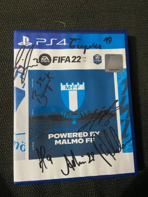 FIFA 22 PS4 Malmö FF Edition - Funkar även till ps5 såklart om man har den varianten av ps5. Kom med bud. Jag har inga pris i åtanke för isåfall hade jag skrivit det. Så skriv vid minsta lilla fundering så kommer vi överens om nåt fint pris! FIFA 22 till PlayStation 4/5 med specialdesignat Malmö FF-omslag i blått och vitt. Fodralet har flera autografer på framsidan och Malmö FF:s klubbmärke. Perfekt för fotbollsfans som gillar EA Sports och Allsvenskan. Hör av er! Tack på förhand. Högsta bud just nu:325kr.