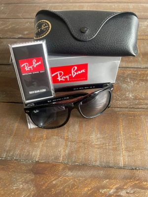 Svarta Ray Ban boyfriends i storlek 56 - Svarta Ray Ban boyfriends. De är i bra skick, skruvarna på vänster sida sitter lite löst men det är inget som påverkar användningen. Går att skruva åt. Bästa investeringen passar till alla årstider! Modell 4147 601/32! Storlek:56! Vid minsta fundering kontakta oss