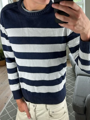 Randig Stickad Tröja  - Trendig och snygg! Mått: A:48 B:50 C:45 D:61 (cm) Skriv vid fundering 😇🙌