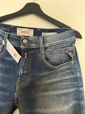 Replay anbass Helt nya  - Helt nya Replay anbass washed  med lapp kvar Nypris 1699 kr  Storlek width 29: Längd 31 johnells  