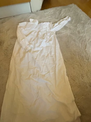 Lucialinne/konfirmationskappa  - Lucialinne/ konfirmationskappa från lindex i storlek 134/140 är ganska lång i modellen. Skickas stryken och tvättad! Pris kan diskuteras och skriv om du vill ha mer bilder💕