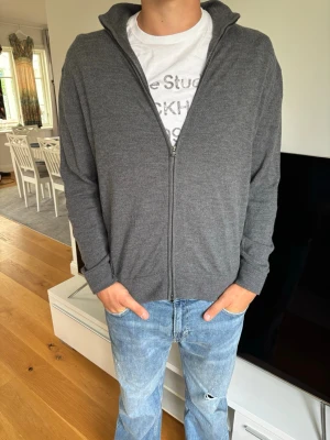 Grå ziptröja från These Glory Days - Hej 👋 köpte denna från volt för 1000 kr har nästan aldrig använt den så den är som ny. Är storlek XL men sitter mer som L skulle jag säga modellen är 190 cm lång 