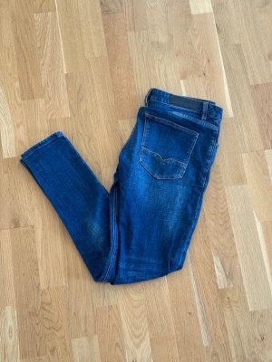 Nudie Jeans - Säljer ett par riktigt snygga Nudie jeans. Storleken på jeansen är W30, L32. Passar XS/S/M. Perfekta till vardagslooken och passar till det mesta. Säljs för 349kr pga att jag inte får användning av dem och nypris är 1500-1800kr!☺️