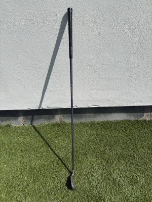 Callaway Steelhead X-16 golfklubba - Säljer en Callaway Steelhead X-16 golfklubba med svart grepp och metallklubba. Klubbhuvudet har blå och silverfärgade detaljer och är tillverkad i stål. Perfekt för dig som vill förbättra ditt spel på golfbanan.