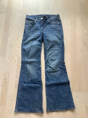 Blå bootcut jeans med fem fickor - Säljer ett par klassiska blå bootcut jeans från Arket. Använda ett fåtal gånger.