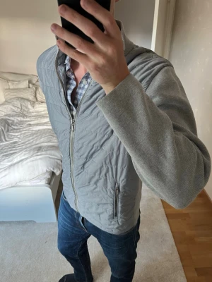 Ljusgrå cardigan jacka  - Riktigt snygg cardigan jacka från Massimo Dutti perfekt nu för hösten. NOTERA: Det står att den är i storleken XL men den sitter dock som M! ——————————————————————————                                                                      📐| Storlek: XL (SITTER SOM M!)                                                           👖| Märke: Massimo Dutti                                      🔎| Skick: Fint skick                                                     ✍🏻| Skriv om du har några frågor